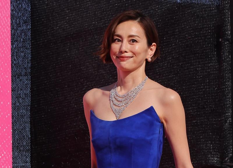 《マトリが自宅をガサ入れ》米倉涼子(50)「麻薬取締法違反容疑で捜査」報道、アルゼンチン人恋人が「海外から戻らない」不穏すぎる現在 (1/4)| 女性セブンプラス