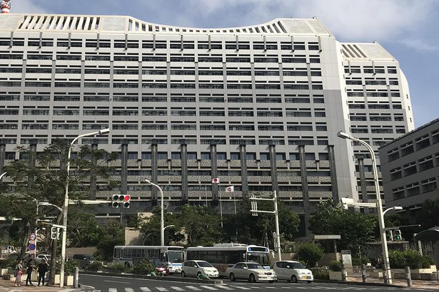 沖縄県職員の月給とボーナス、4年連続引き上げへ 民間より3%給与低く