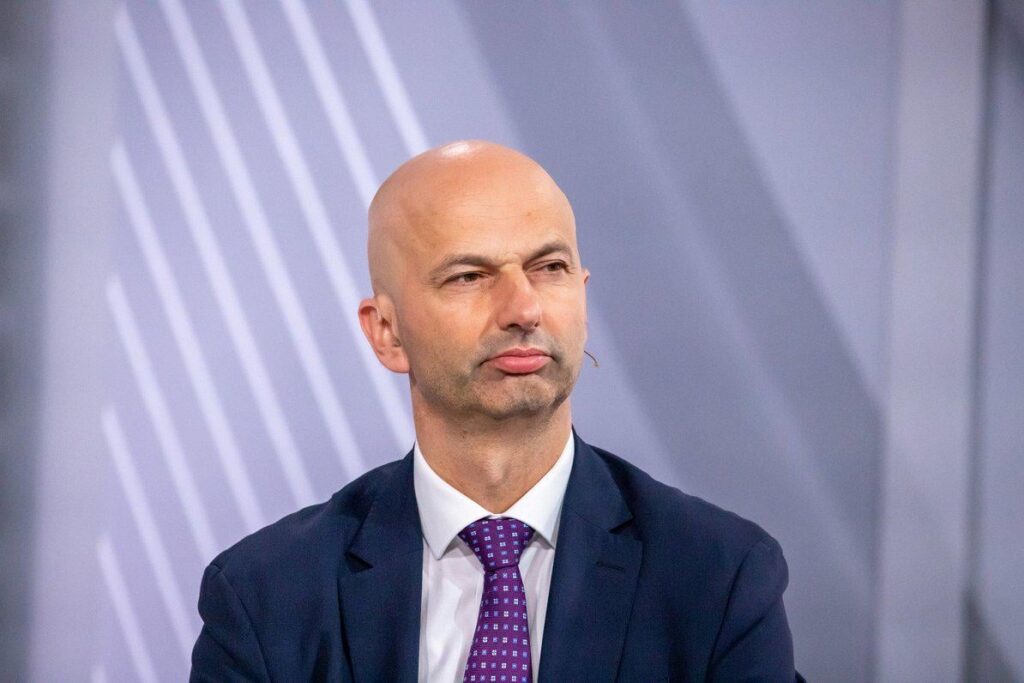 「カリシャ飛行」事件は裁判所に付託される。チツコフスキー元首相を告発