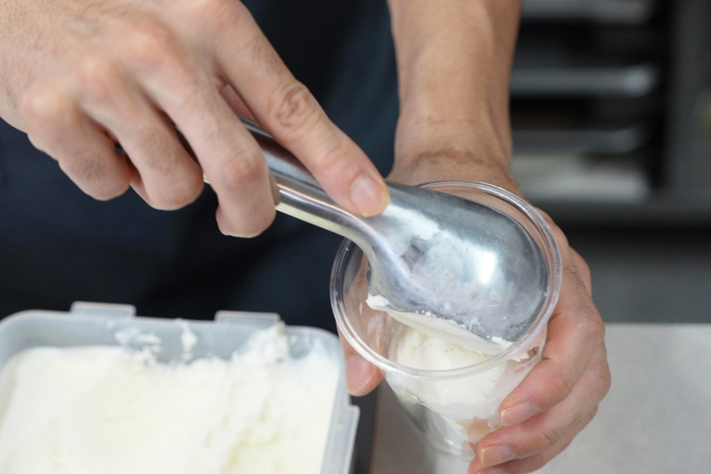 「SANA ROASTLABO」　ジェラートを入れている画像