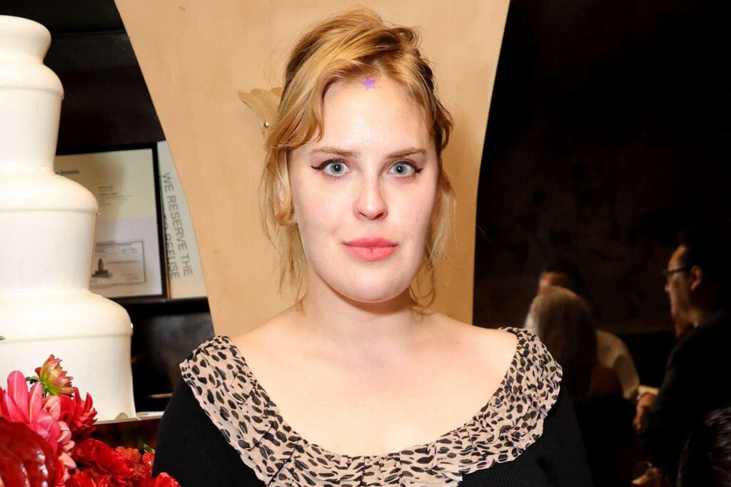 ブルース・ウィリスの娘タルラ、10代の頃に容姿のせいでいじめられたことを告白、父親に似ていることを祝う