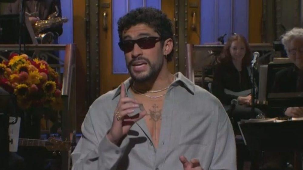 バッドバニーモックフォックスニュース「SNL」の独白でスーパーボウルギグを叩きました：「あなたは学ぶべき4か月があります」スペイン語