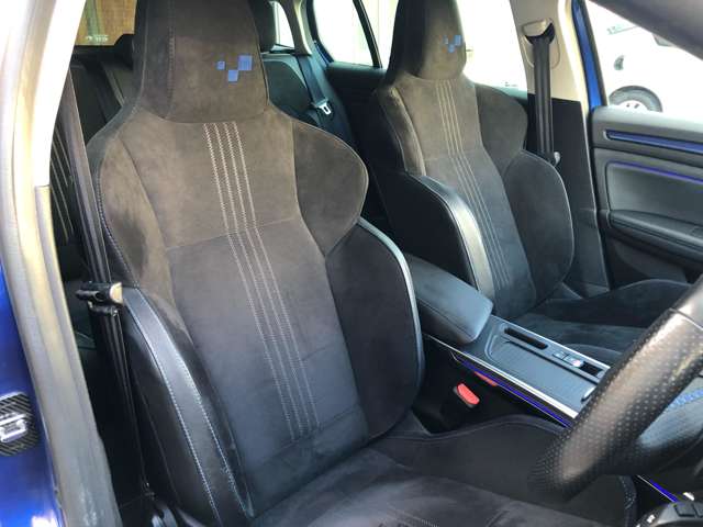 ＧＴモデル専用アルカンターラシート、サイドサポート部分は擦れ・ヤレ少なくきれいです。