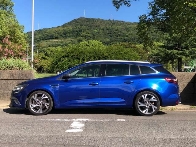 平日は奥様のお買い物のお供に、週末は家族揃ってのお出掛けに、そして時には一人で峠を目指しパドルシフトを駆使してスポーツドライブを楽しむという使い方も出来ます。実用性と走りの良さを兼ね備えたワゴンです。