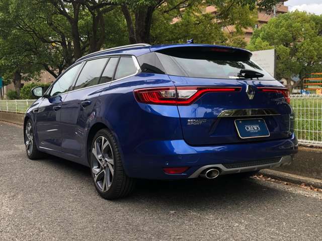 鮮やかなブルーメタリックの外装は大きな目立つキズや凹み無く、きれいな状態です。Ｒ6年7月コーティング施工された記録ございます。ワンオーナーで５年間の延長保証に加入していた安心のディーラーメンテナンス車。