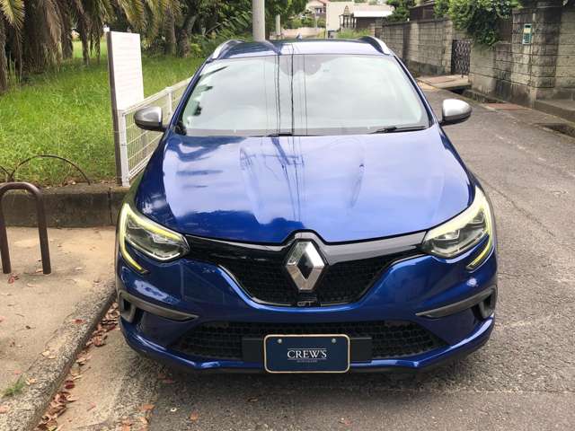 ＬＥＤデイライトが精悍なフロントマスク。ヘッドライトもＬＥＤなので明るく夜間走行も安心です。