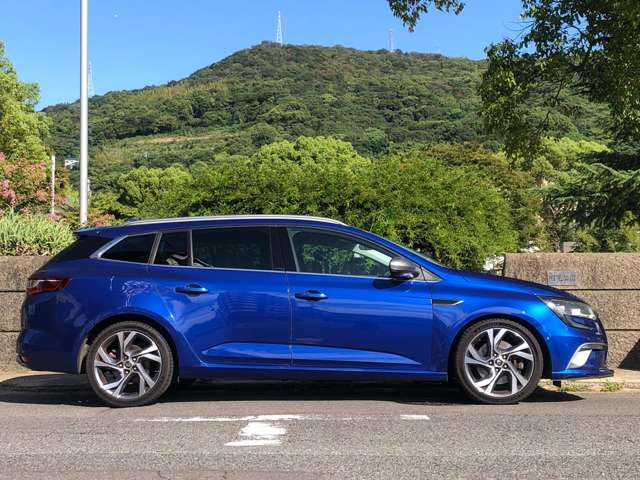 取り回し易く運転し易いサイズ、全長463ｃｍ、全幅181ｃｍ、全高145ｃｍ、ＧＴモデルより24ｃｍ程長くなってる分室内空間が広くなり、ロングホイルベースとなってるので直進安定性も向上しています。