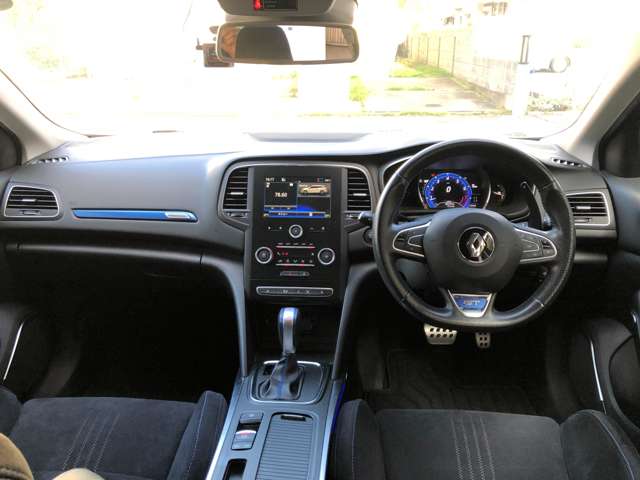 丁寧に扱われていたのが伺えるスポーティな運転席。ステアリングやシートの擦れも少なく、禁煙車なので車内に嫌な臭いはございません。