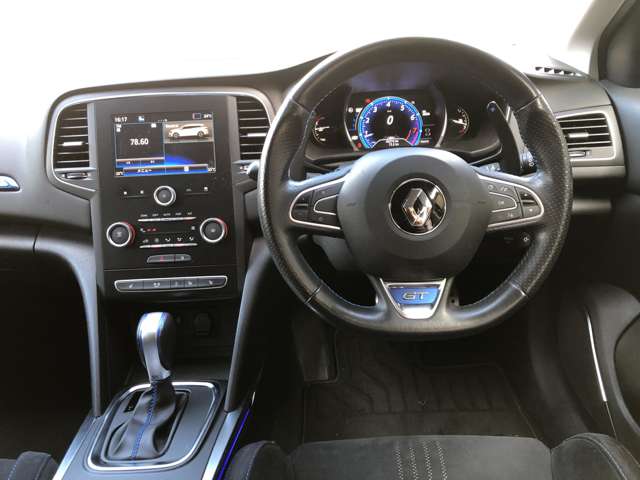 パドルシフトやＲＳモードを駆使してスポーツドライブをお楽しみ頂けます。