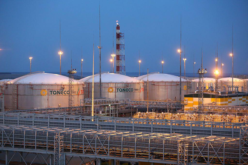 精製能力のほぼ40％が閉鎖されたため、アジアからガソリンを輸入するロシア