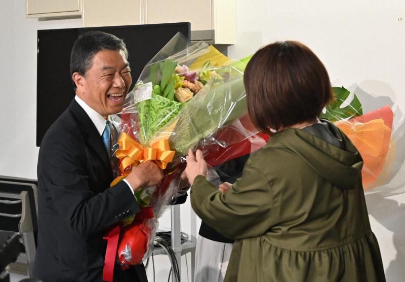 宮城知事選、現職の村井嘉浩氏が6選確実 保守分裂の選挙戦制す（毎日新聞） - Yahoo!ニュース