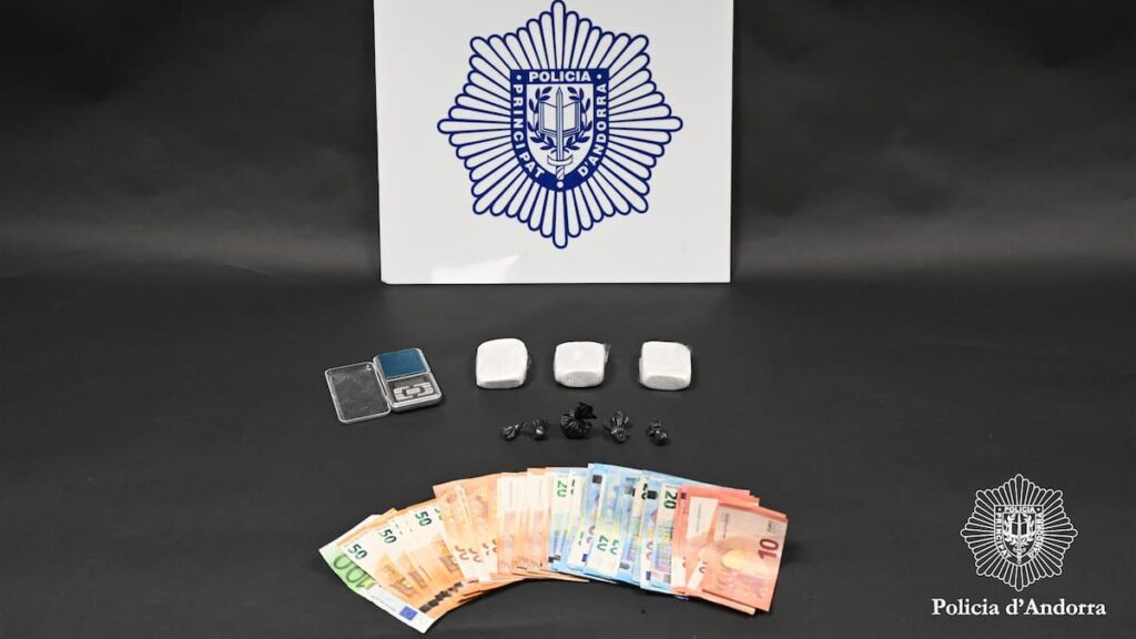 警察のコミッサ320グラム以上のコカインと人身売買の疑いを止める