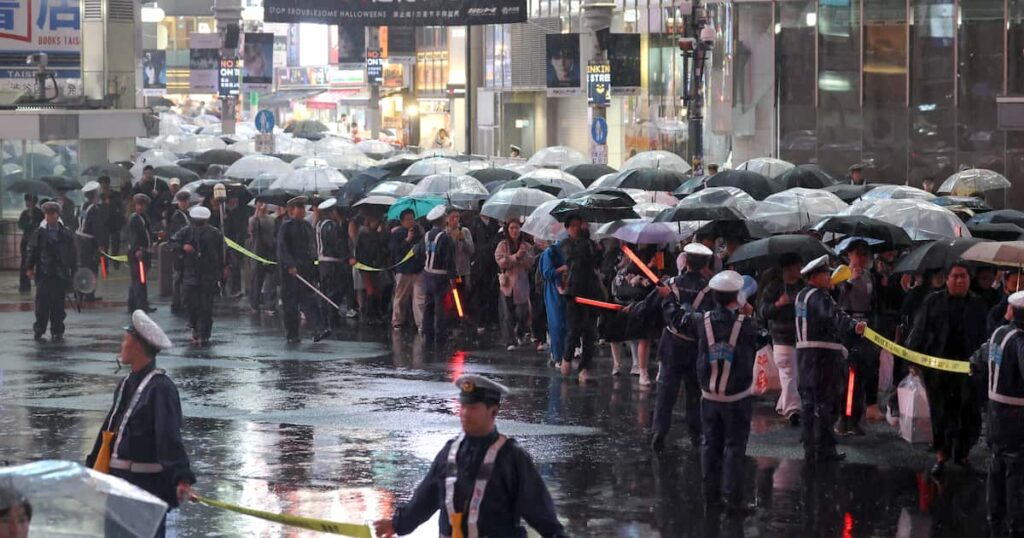 雨のハロウィン、仮装客はまばら 渋谷区は「禁止だよ！」横断幕で迷マナー順守を呼びかけ - 産経ニュース