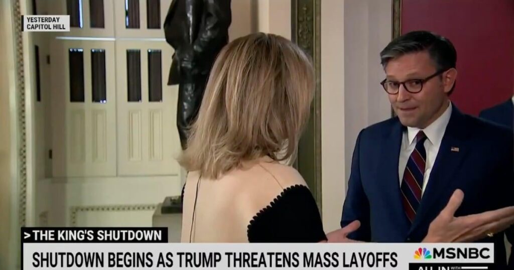マイク・ジョンソンがカメラで捕まったトランプは「気分が悪い」と認めている