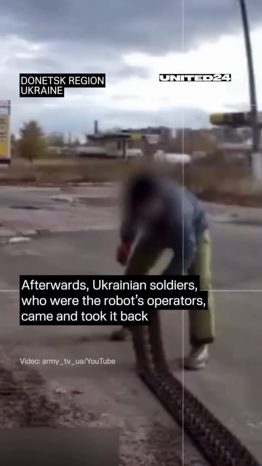 ドネツク地域では、ウクライナ人の傍観者が、軍が使用している地上ロボットが故障していることに気づいた。彼は調査するために立ち止まり、その場でなんとか修理しました。