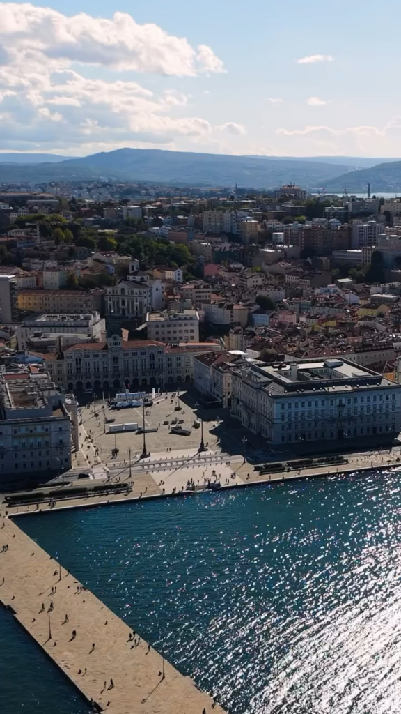 イタリアの空母（カヴール）はスロヴェンスコ・メストで何をしているのでしょうか？