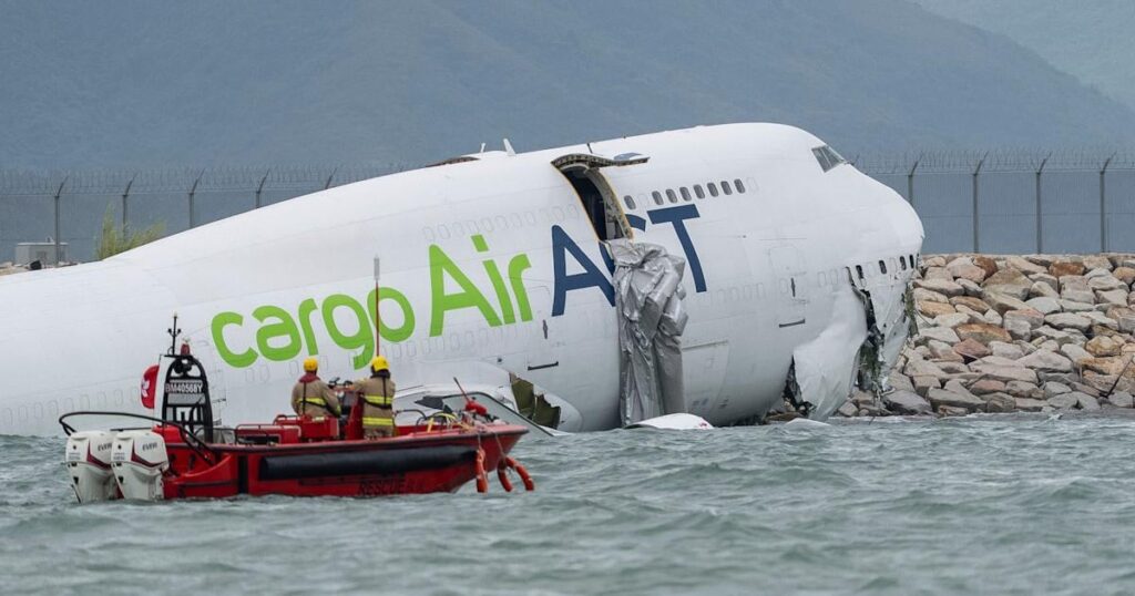 香港国際空港で貨物機が海に転落、2人死亡 滑走路越え車と衝突