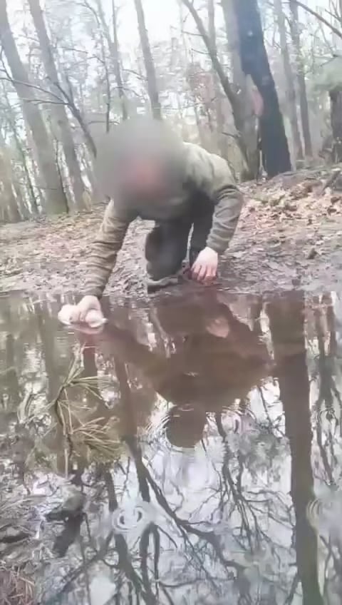 前線での兵站不全の中、ロシア軍は水たまりで水を飲むことに頼る