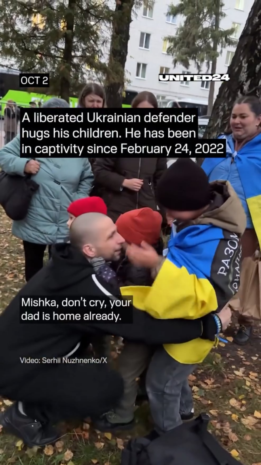 ロシアの捕虜から解放されたウクライナのディフェンダーは、彼の子供を抱きしめます。 2022年2月24日から男が飼育されています