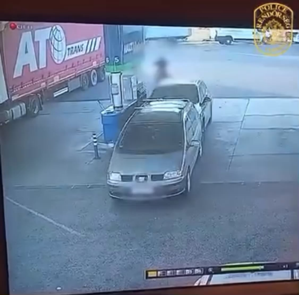 ペスト郡のガソリンスタンドの店舗でアウディの前の車に押し込まれた