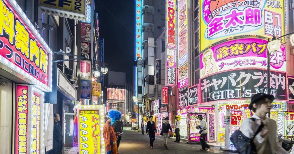 国内で”アダルト規制”された中国人が日本に殺到…密かに「隠語」で共有される日本文化 - 浅草ロック座に中国人観光客が殺到している。それも、若い女性たちが。彼女たちはSNSで情報を共有しながらも、決して大っぴらには語らない。「目立つのはよくない」と、声を潜めて信頼できる仲間だけに伝える。