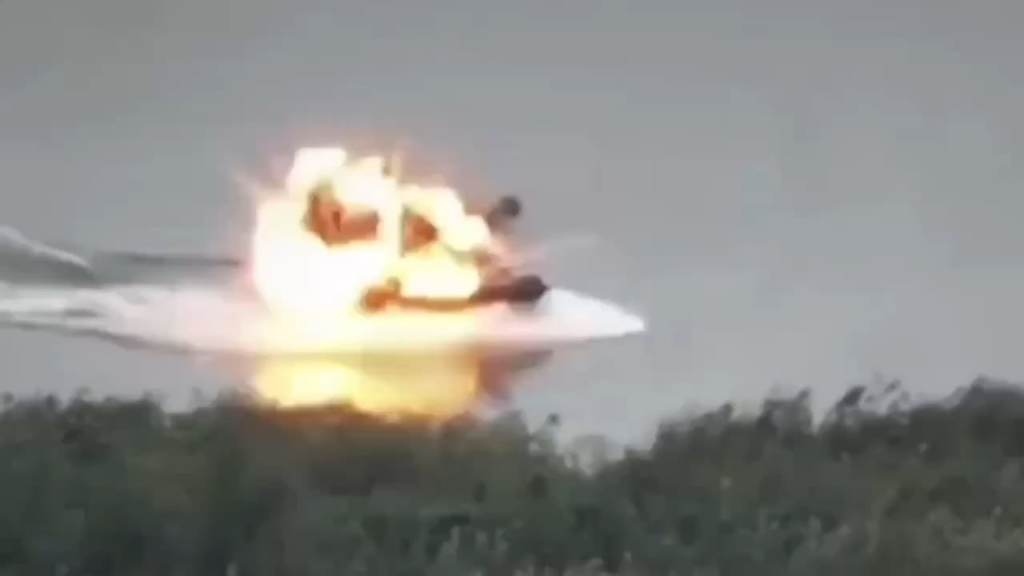 ヘルソン地方のドニプロ川を渡ろうとしている歩兵を乗せたロシアのボートに対するドローン攻撃のまとめ。
