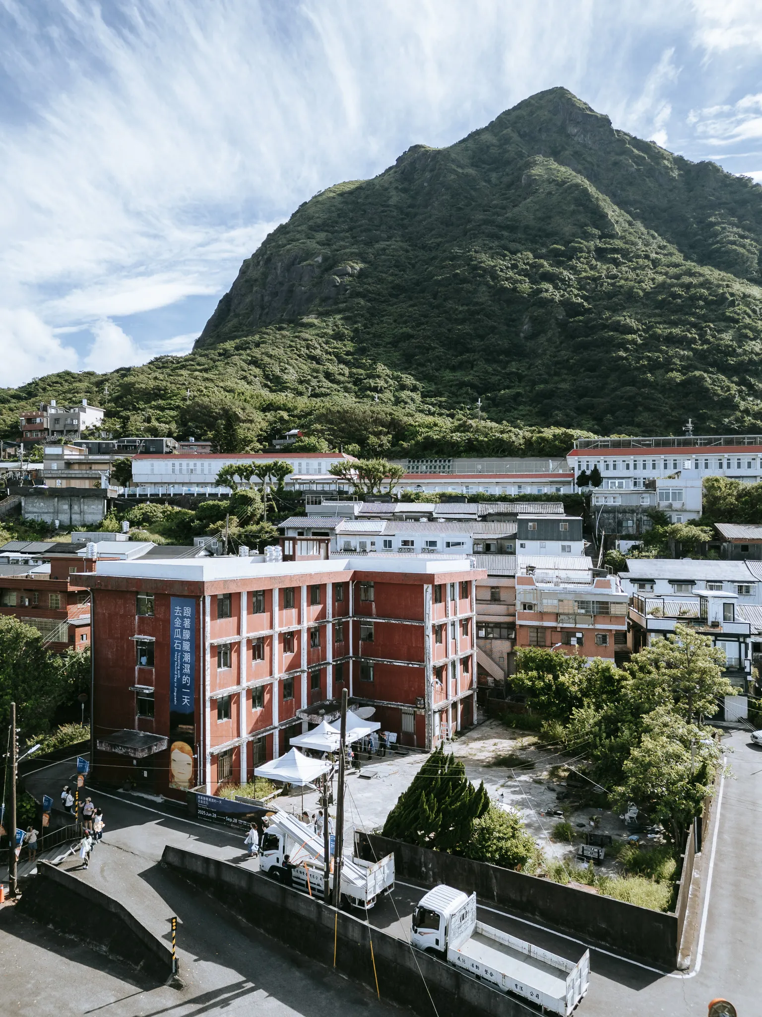 奈良美智の巡回展「曇られた湿っぽい一日に導かれて」が12月に嘉義で開催され、金瓜石会場では延べ8万人を集めた。（文化総会、台湾電力公司/提供）