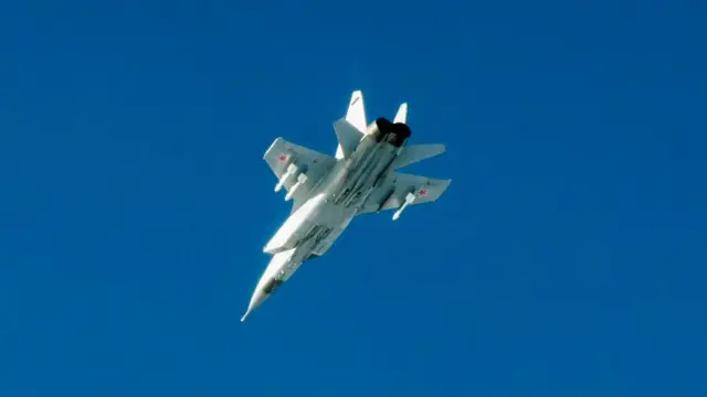青空を背にした戦闘機を下から撮影した写真