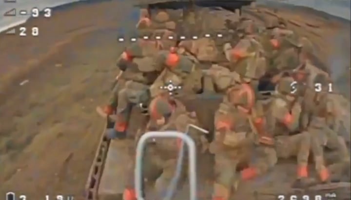 ウクライナのFPVドローンがロシア戦車に乗ったロシア兵12人に直撃
