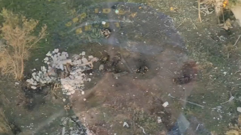 違反した防御線のキルゾーネに積み上げられた無数のロシアの死体。 Novotoretske、Pokrovsk。