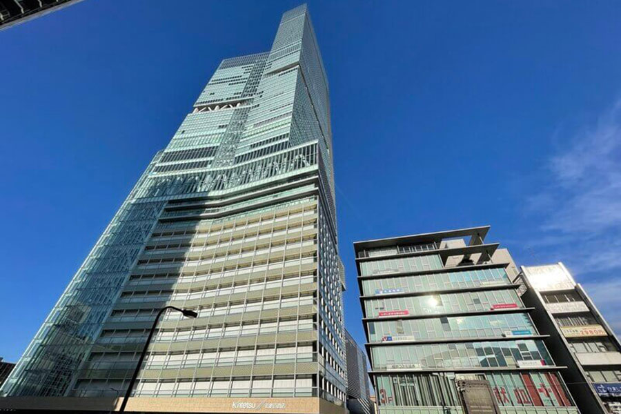 （左）「あべのハルカス近鉄本店」（Lmaga.jp撮影）