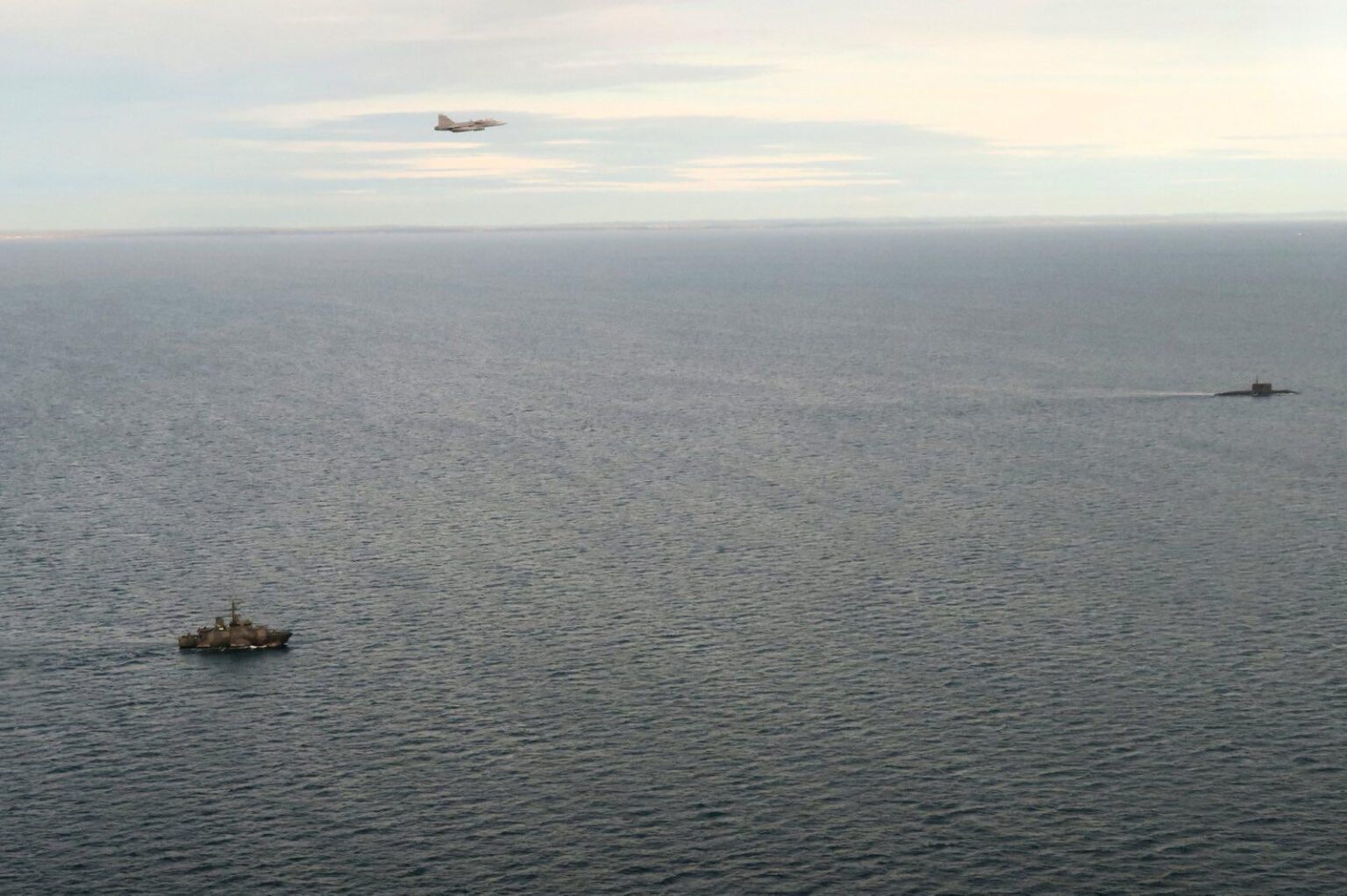 火曜日中、ロシアの潜水艦がグレートベルトを通ってバルト海に進入した。スウェーデンの軍艦と戦闘機はすでにカテガットで潜水艦に遭遇し、護衛した。