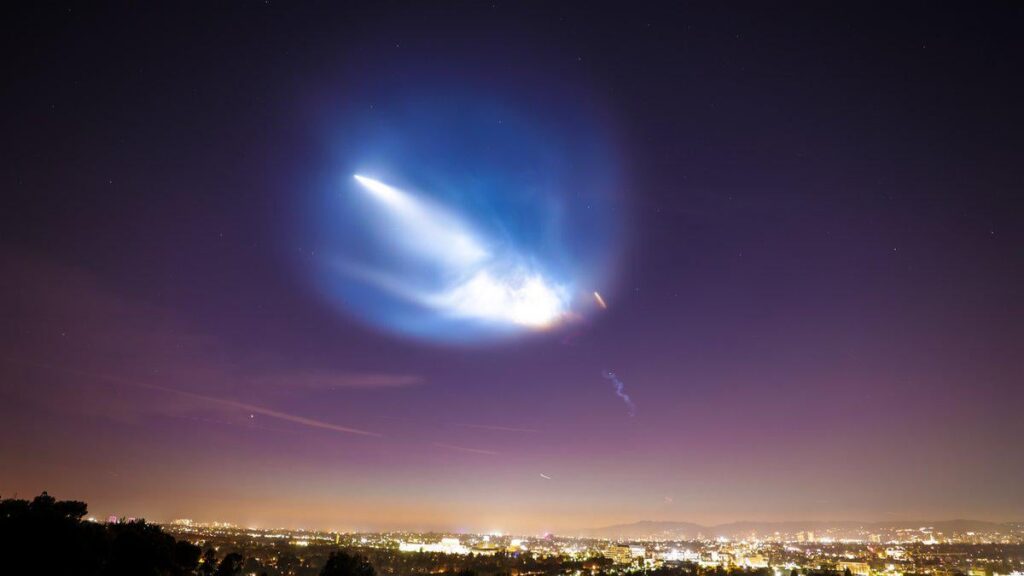 たった今、空に奇妙な光と大きな雲があった