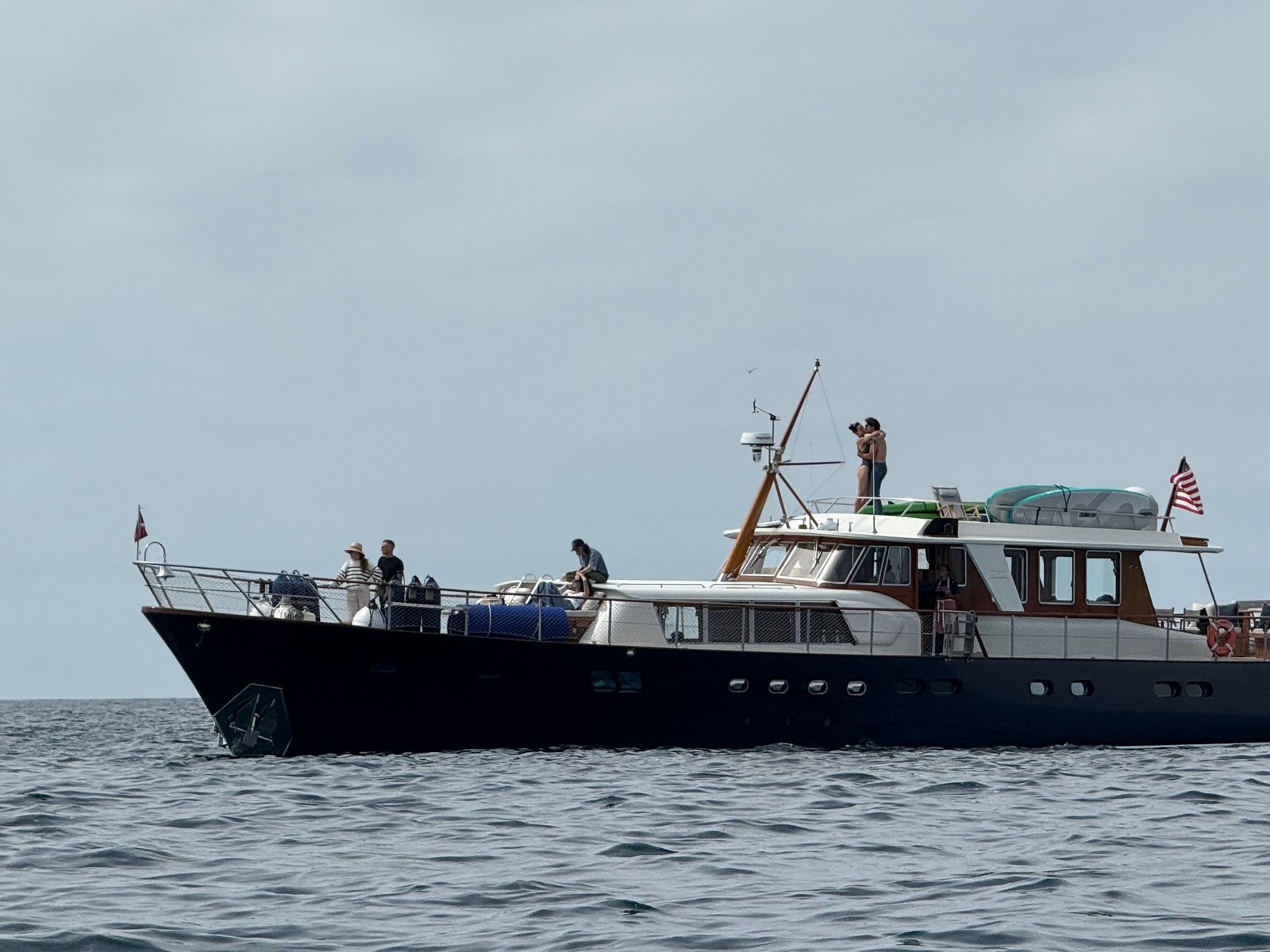 ケイティ・ペリー、ジャスティン・トルドー、キスKaty Perry and Justin Trudeau snapped up in full PDA while on top of a yacht in the Santa Barbara...