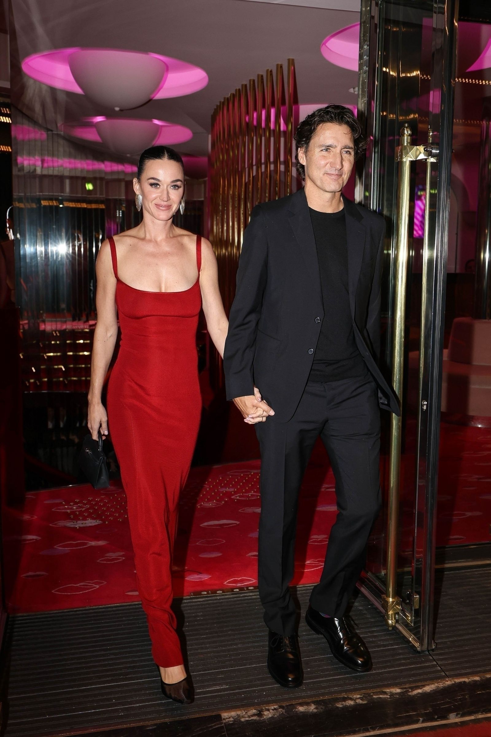 ケイティ・ペリー、ジャスティン・トルドー、手つなぎデート、パリKaty Perry and Justin Trudeau were seen arriving in style at the Crazy Horse Paris for...