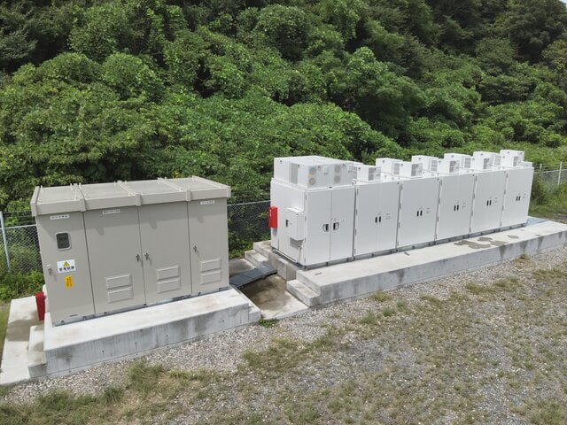 「長崎第2太陽光発電所」に導入されたGSユアサ製蓄電池（出所：西部ガスホールディングス）
