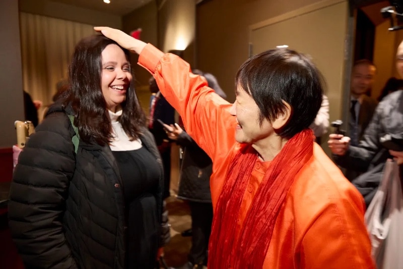 サマンサ・フェンテスにブレッシング（祝福）を与える相川圭子