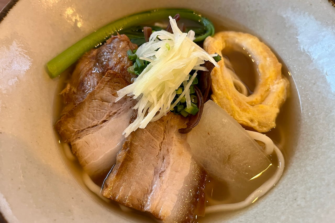 カフェのようにくつろげる癒しの沖縄そば屋！首里で味わう、心もお腹も満たされる「すば処 あじぐくる いしみね」（那覇市）