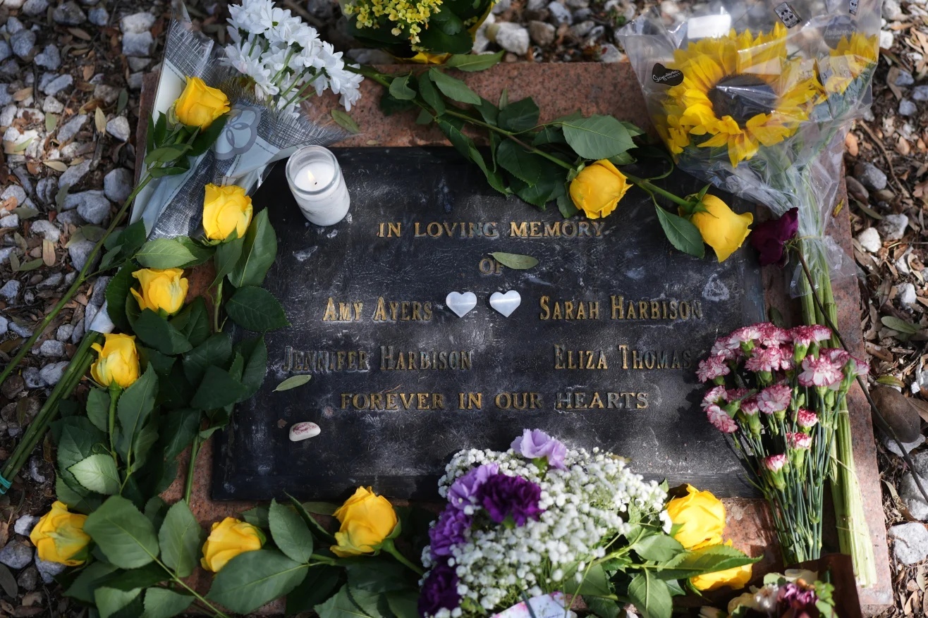 犠牲になった４人を悼む銘板/CNN