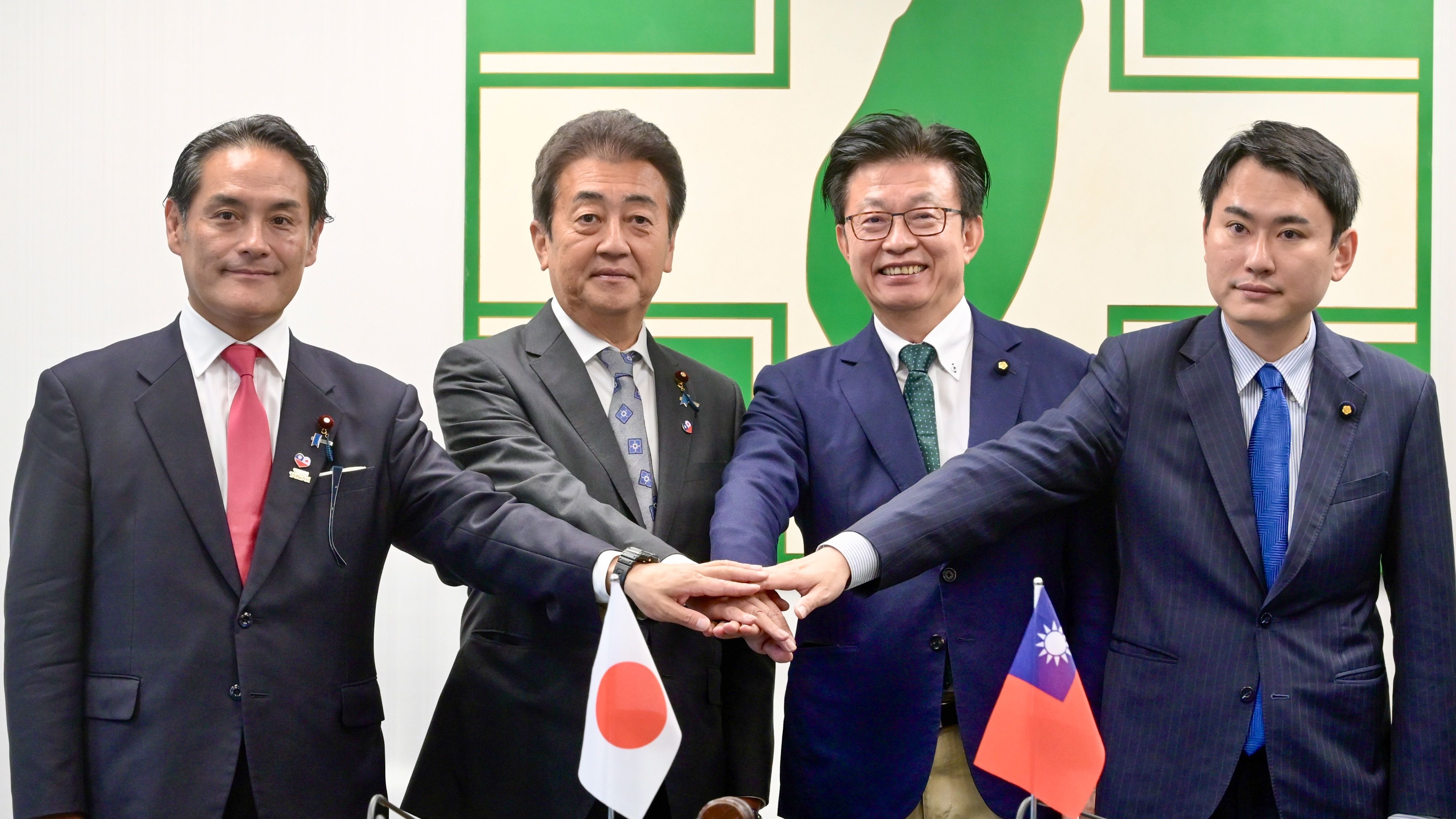 20250903-民進黨立委陳冠廷（右起）、郭國文、自民黨眾議員星野剛士、自民黨眾議員岩田和親3日出席2025民主進步黨-自由民主黨「台日外交‧防衛政策」2+2會談及「擴大政策協議」記者會。（顏麟宇攝）