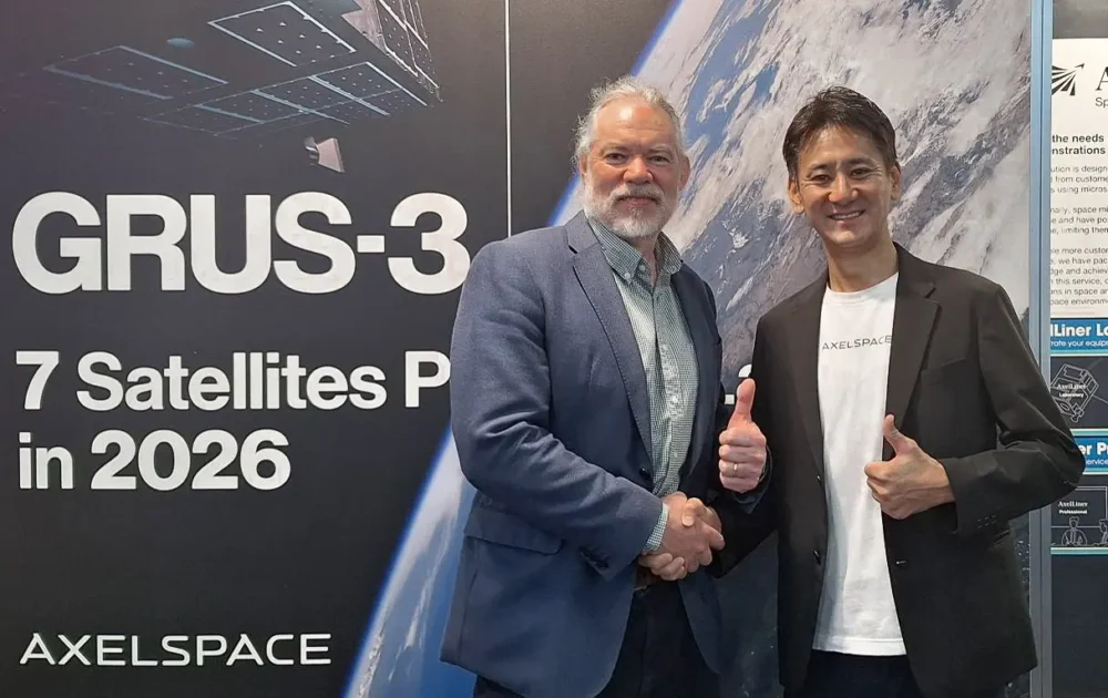 シドニーで開催された国際宇宙会議（IAC 2025）にてGeoimage CEOのMark Covington氏（左）とアクセルスペースAxelGlobe事業本部長の深澤達彦氏