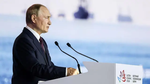 ダークスーツを着たロシアのプーチン大統領が、ウラジオストクで今月開催された第10回東方経済フォーラムの演壇で話している