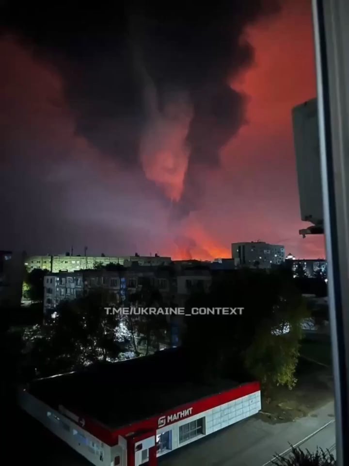 🔥🛢️今夜、年間生産能力790万トンのロシアのノヴォクイビシェフスク製油所が激しく標的にされた。前線から900km。