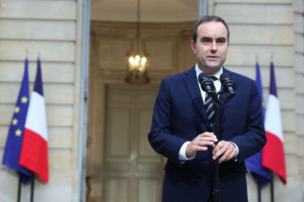 フランスのレコルヌ首相は、内閣がパンした後に辞任した