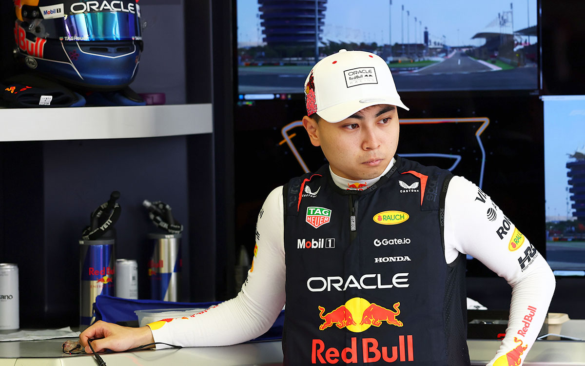フリー走行を前にガレージに立つ岩佐歩夢（レッドブル・レーシング）、2025年4月11日(金) F1バーレーンGP FP1（バーレーン・インターナショナル・サーキット）