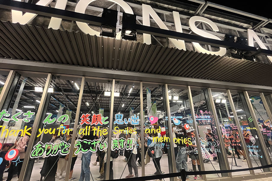 『大阪・関西万博』コモンズの窓にはスタッフからの感謝のメッセージが（10月11日／Lmaga.jp撮影）