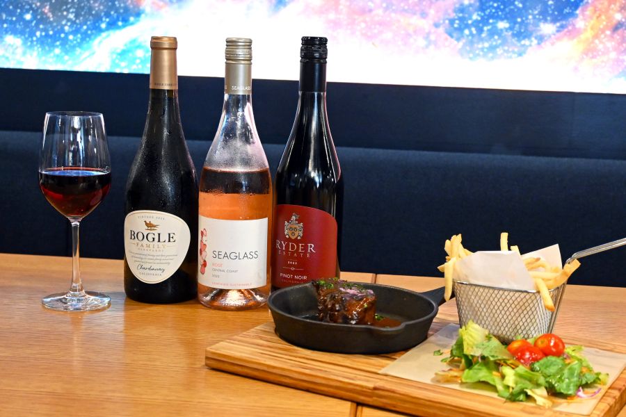 レストランでいただける「テキサス風ＢＢＱショートリブ」と、カリフォルニアワイン各種（9月9日／大阪・関西万博）