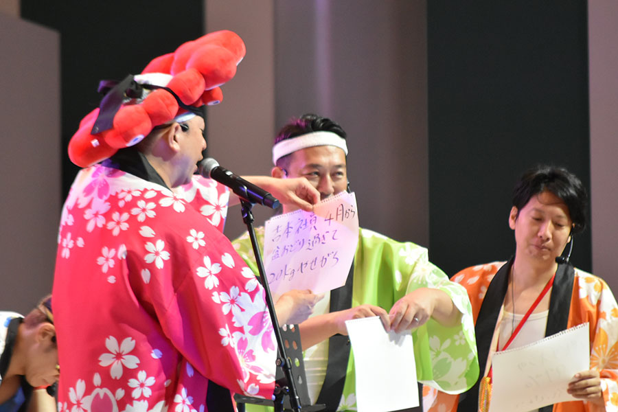 「盆踊りのアシタ」のフィナーレの様子。万博あるあるを歌うRG（10月13日／大阪・関西万博）