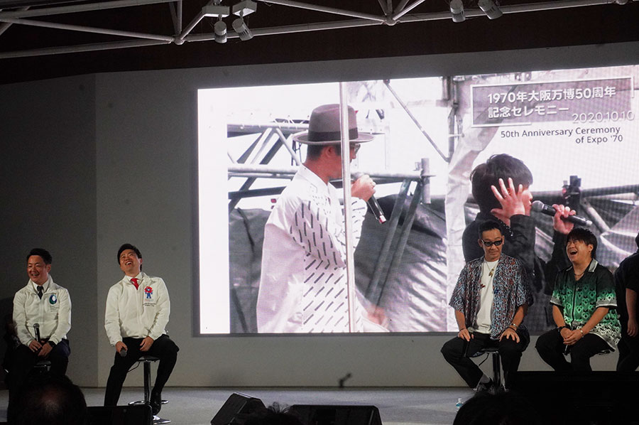 大阪ヘルスケアパビリオンのクロージングイベントで、コブクロと万博の歩みが映像で振り返る場面も（10月13日／大阪・関西万博）