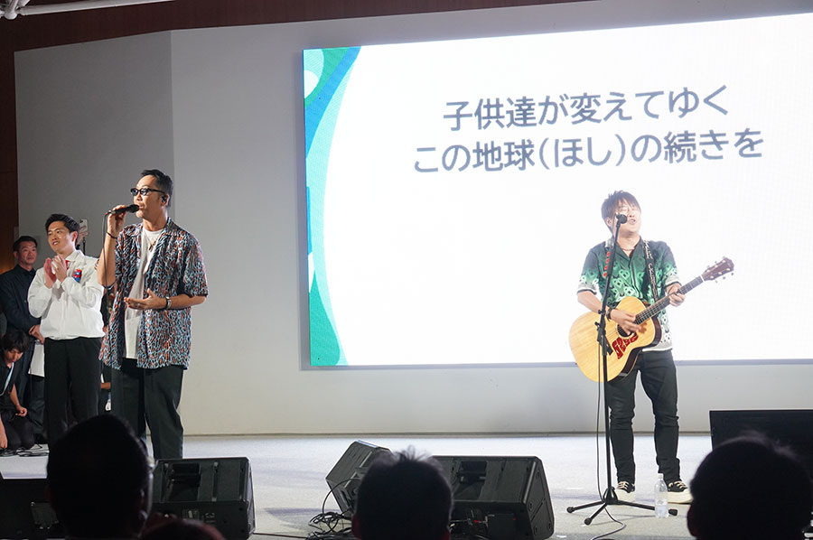 大阪ヘルスケアパビリオンのクロージングイベントで、万博のテーマソング『この地球の続きを』を熱唱するコブクロ（10月13日／大阪・関西万博）